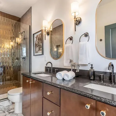 Luxe 4br Retreat With Rooftop Fire Pit & Garage * Nashville