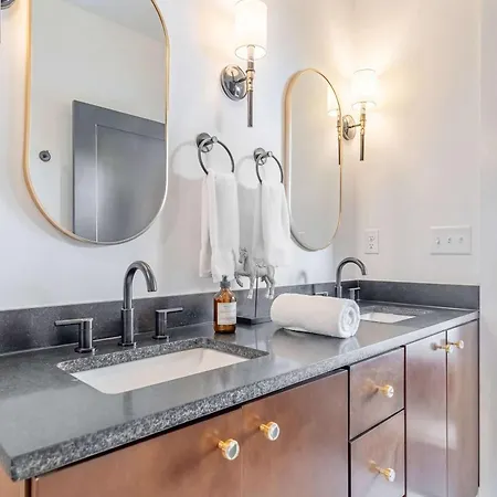 Holiday home Luxe 4br Retreat With Rooftop Fire Pit & Garage