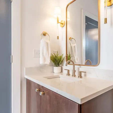 Holiday home Luxe Group With Hot Tub & Rooftop Lounge
