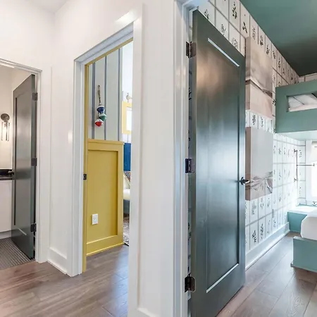 Luxe 4br Retreat With Rooftop Fire Pit & Garage