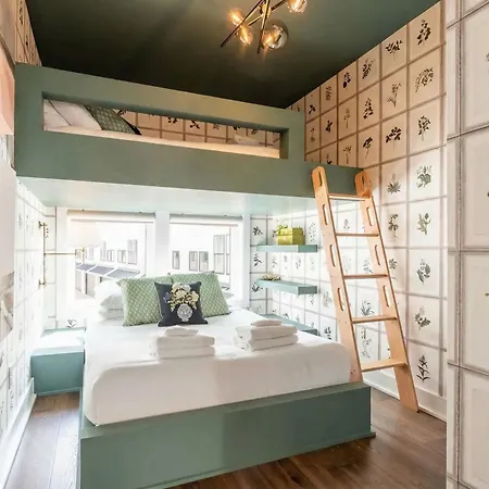 Holiday home Luxe 4br Retreat With Rooftop Fire Pit & Garage