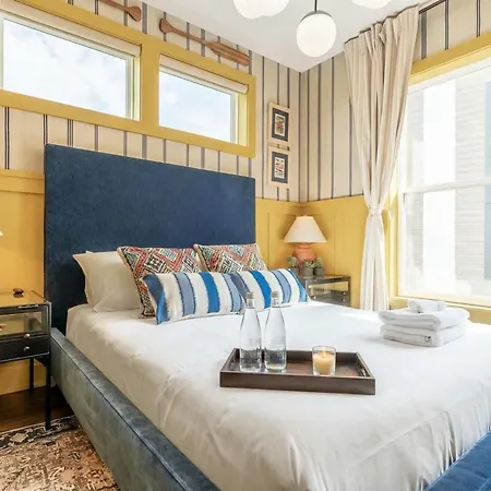 Holiday home Luxe 4br Retreat With Rooftop Fire Pit & Garage