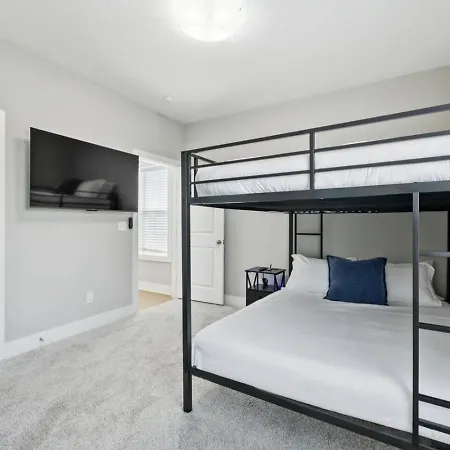 Friends In Skyline Places, 10 Min To Broadway, Perfect For Groups Holiday home