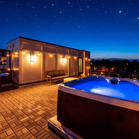 Holiday home Rooftop Hot Tub & Skyline Views Near Broadway *