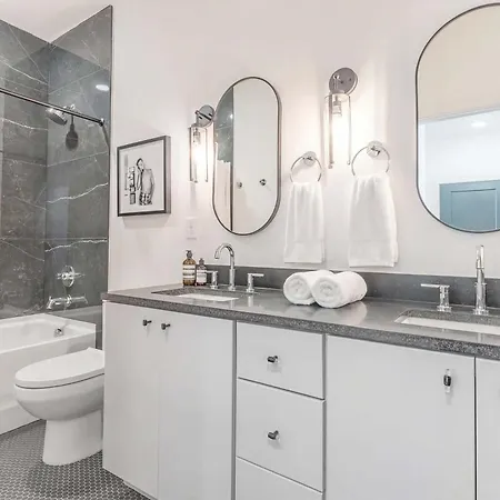 Luxe 4br Retreat With Rooftop Fire Pit & Garage