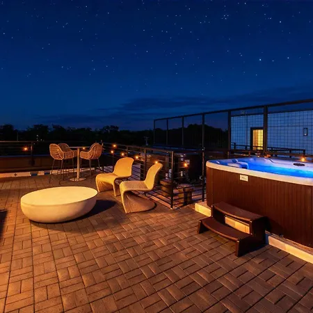 Rooftop Hot Tub & Skyline Views Near Broadway