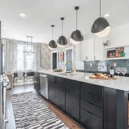 Luxe 4br Retreat With Rooftop Fire Pit & Garage Holiday home