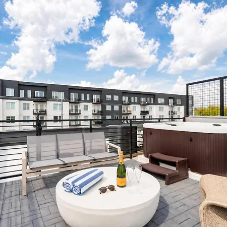 Luxe 4br Retreat With Hot Tub & Skyline Deck Holiday home