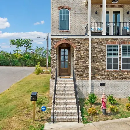 Friends In Skyline Places, 10 Min To Broadway, Perfect For Groups Holiday home Nashville