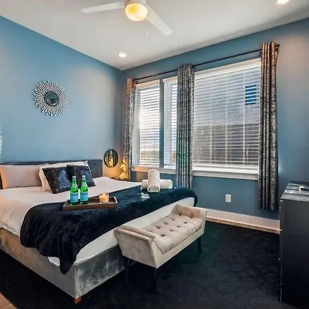 Private With Rooftop Game Near Downtown Holiday home
