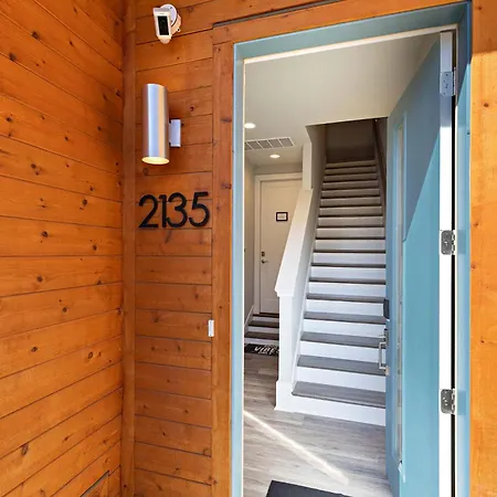 Private With Rooftop Game Near Downtown *