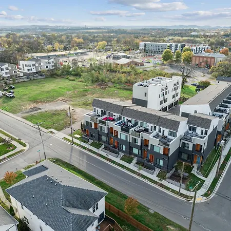 Private With Rooftop Game Near Downtown Holiday home