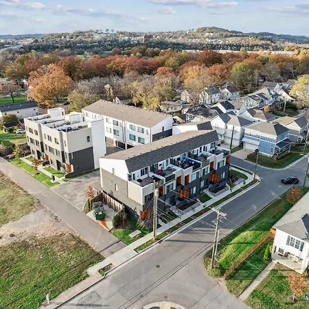 Private With Rooftop Game Near Downtown Holiday home Nashville