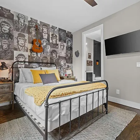 Holiday home 2 Homes! Broadway Views, Rooftops & Karaoke
