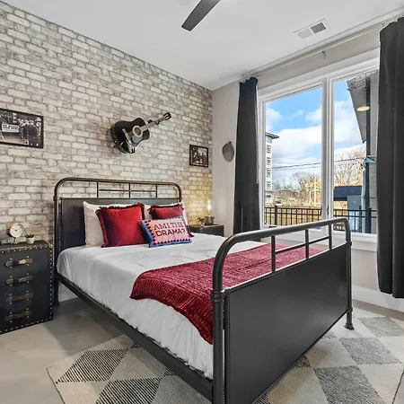 Holiday home 2 Homes! Broadway Views, Rooftops & Karaoke