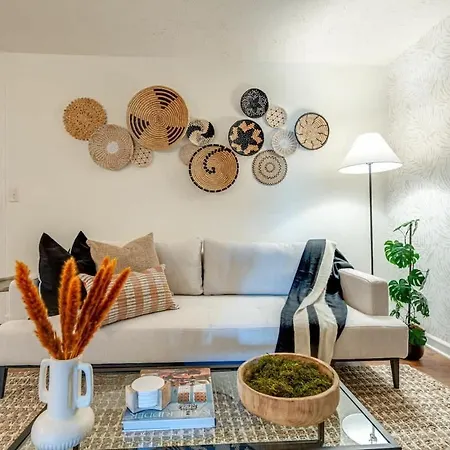 Boho West - West End - 3 Mins To Broadway Holiday home *
