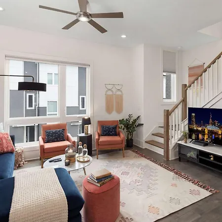 King 3br Retreat & 2-car Garage East Holiday home