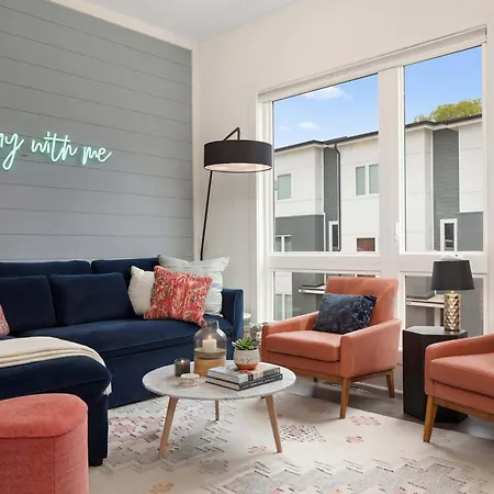 Holiday home King 3br Retreat & 2-car Garage East