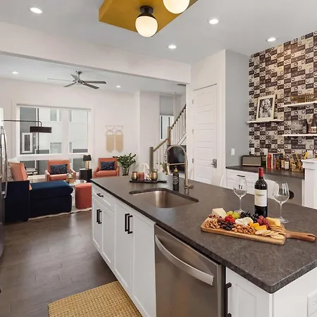 Holiday home King 3br Retreat & 2-car Garage East