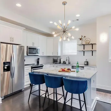 Rooftop Views & Patio Lounge Near Downtown *