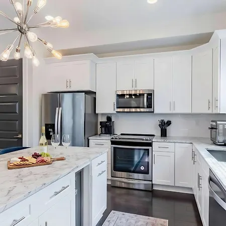 Rooftop Views & Patio Lounge Near Downtown Holiday home *