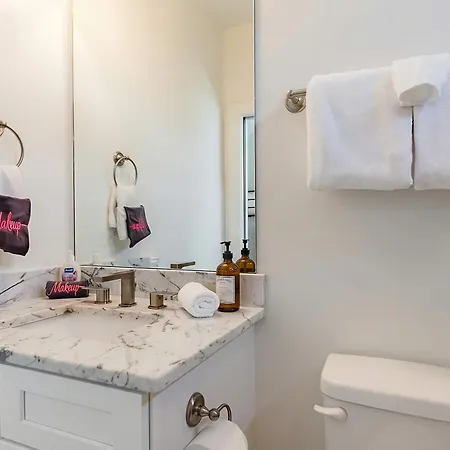 Rooftop Views & Patio Lounge Near Downtown Holiday home *