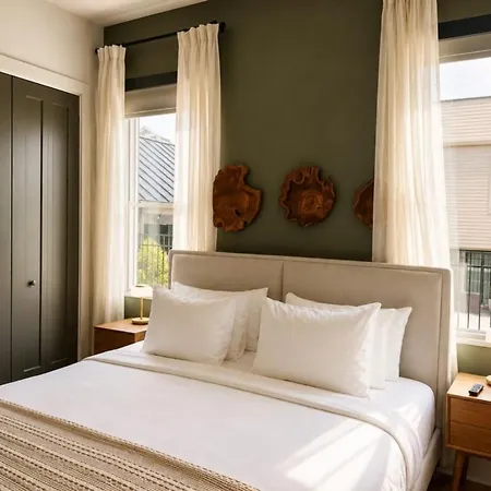 The Amenities | Heated Pool | 7 Mins-broadway Holiday home