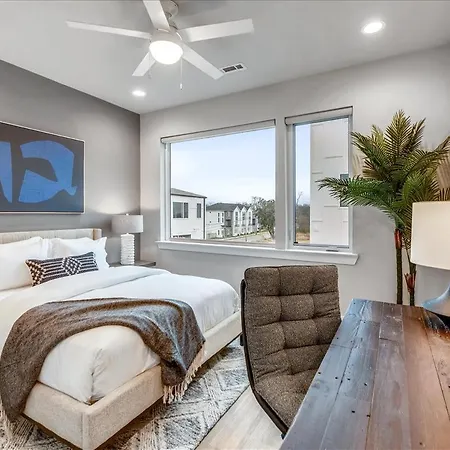 3 Townhomes Hot Tub & Rooftop Decks Holiday home