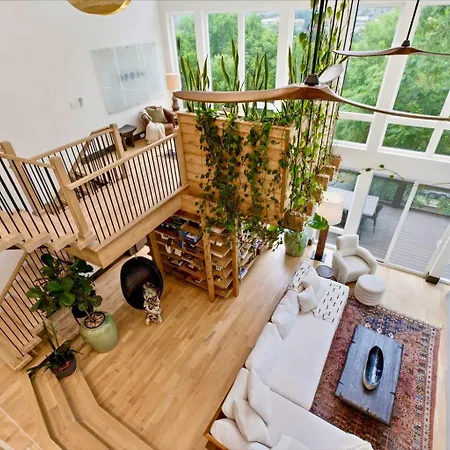 The Songwriter's Mansion Rooftop & Skyline Views Holiday home *