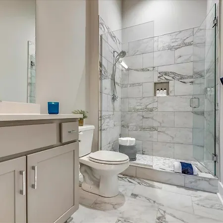 3 Townhomes Hot Tub & Rooftop Decks Holiday home Nashville