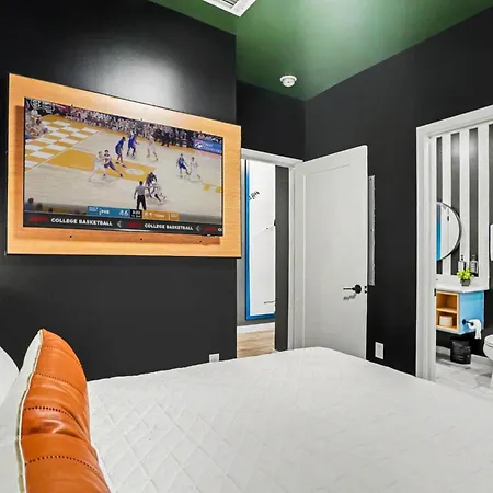 Onyx - Pool & Gym - Walk To Broadway Holiday home *