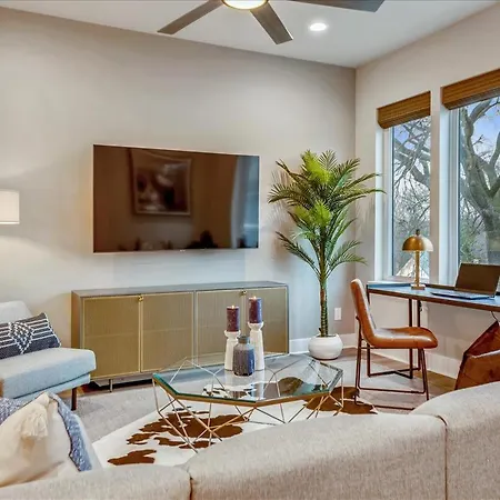 3 Townhomes Hot Tub & Rooftop Decks Holiday home *
