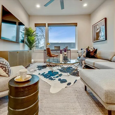 3 Townhomes Hot Tub & Rooftop Decks Holiday home