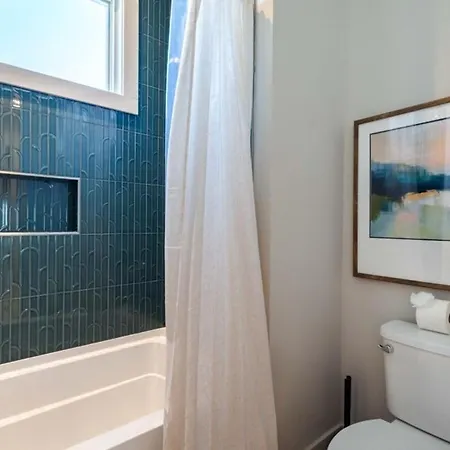 Heated Pool + Hot Tub + Sauna • 7 Min To Broadway Holiday home *
