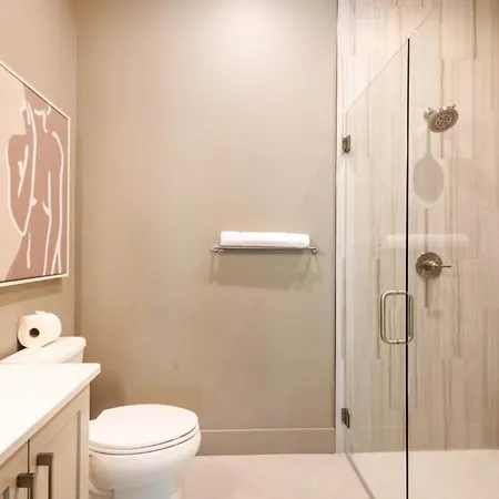 Heated Pool + Hot Tub + Sauna • 7 Min To Broadway Holiday home