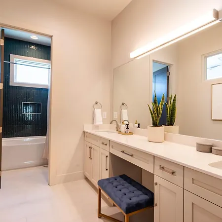 The Amenities | Heated Pool | 7 Mins-broadway