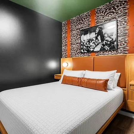 Holiday home Nocturne - Pool & Gym - Mins To Broadway *