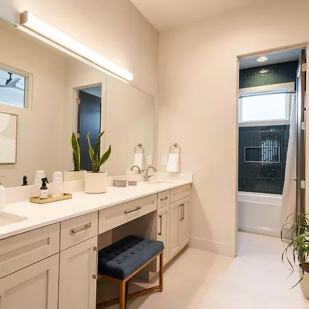 Heated Pool + Hot Tub + Sauna • 7 Min To Broadway *