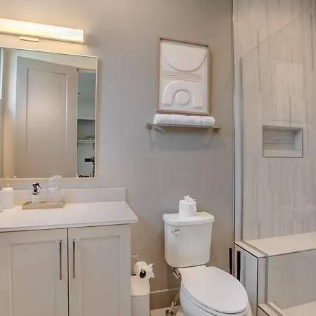 Heated Pool + Hot Tub + Sauna • 7 Min To Broadway