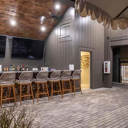 Holiday home The Amenities | Heated Pool | 7 Mins-broadway Nashville