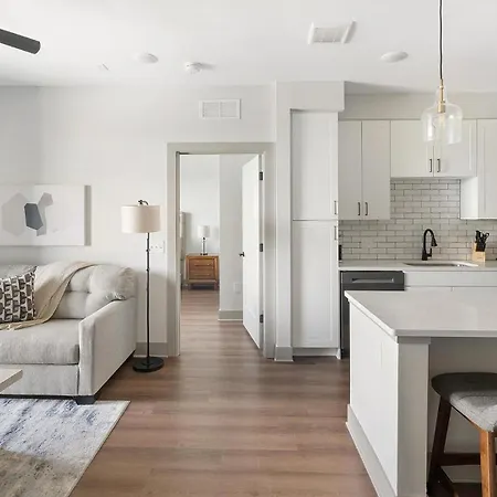 Landing Modern 2bd Gym Courtyard Apartment