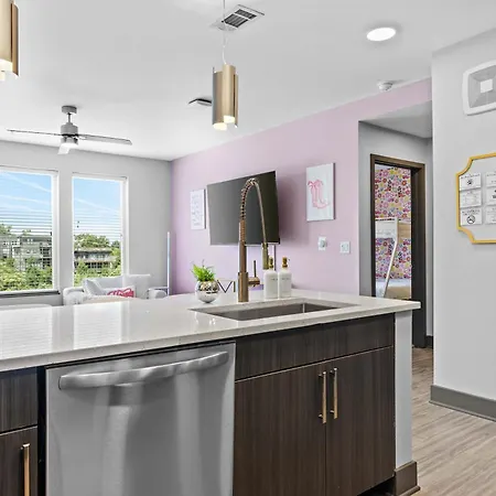 Vibrant Retreat Pool And Glam Apartment *
