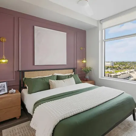Luxury Pool, Gym, Views + Free Parking Apartment *