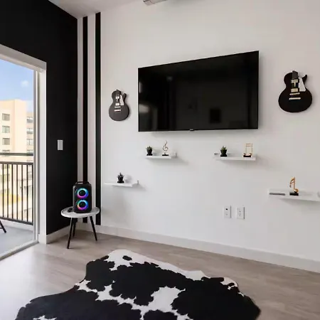 Downtown Walk To Broadway Pool, Private Balcony, Free Parking! * Nashville