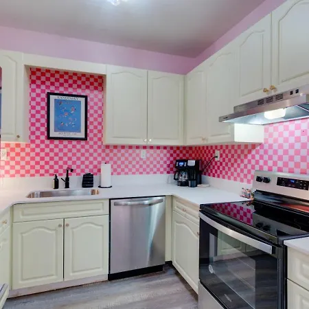 Apartment Colorful Escape Minutes From Broadway