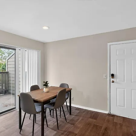 Relaxing 2br With Easy Access Apartment