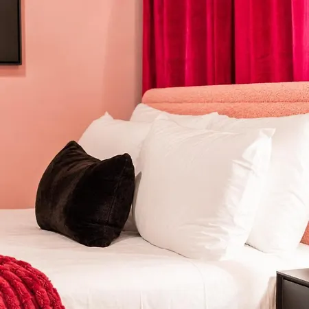 Pink Pony Club Retreat Near Vanderbilt Sleeps 6 * Nashville