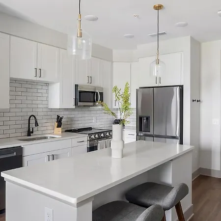 Landing Modern 2bd Gym Courtyard Apartment