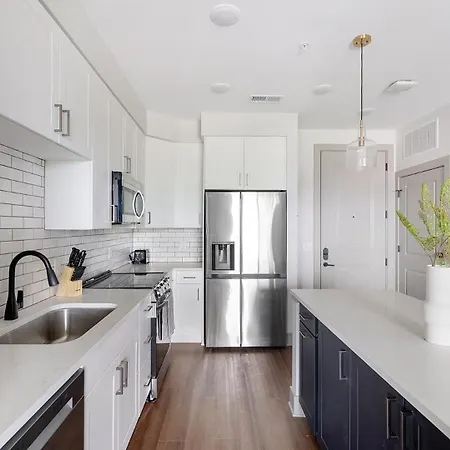 Landing Modern 2bd Gym Courtyard Apartment