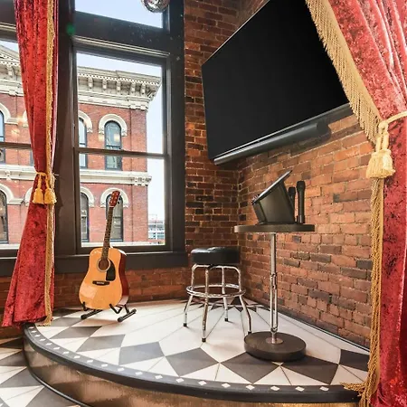 The Velvet Songbird Downtown Luxe Sleeps 24 Holiday home Nashville